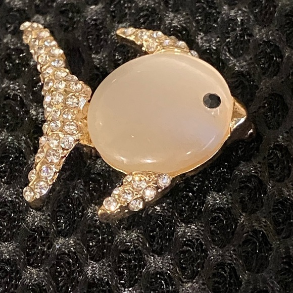 Gold Tone Jelly Belly Clear Rhinestones Fish Brooch Pin Unisex - Picture 1 of 9